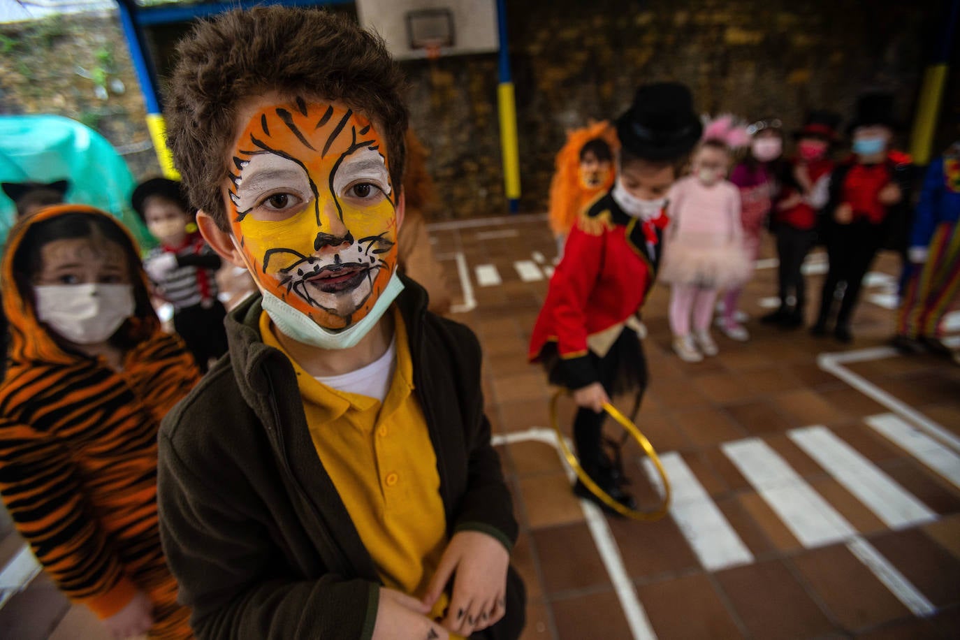 Los alumnos y las alumnas de los colegios de Oviedo han llenado las aulas de color, alegría y disfraces. 