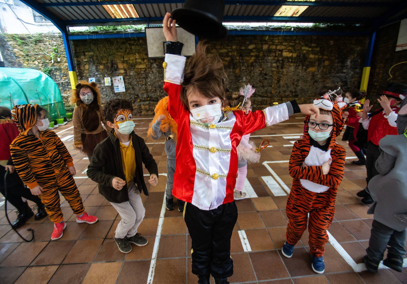 Los alumnos y las alumnas de los colegios de Oviedo han llenado las aulas de color, alegría y disfraces. 