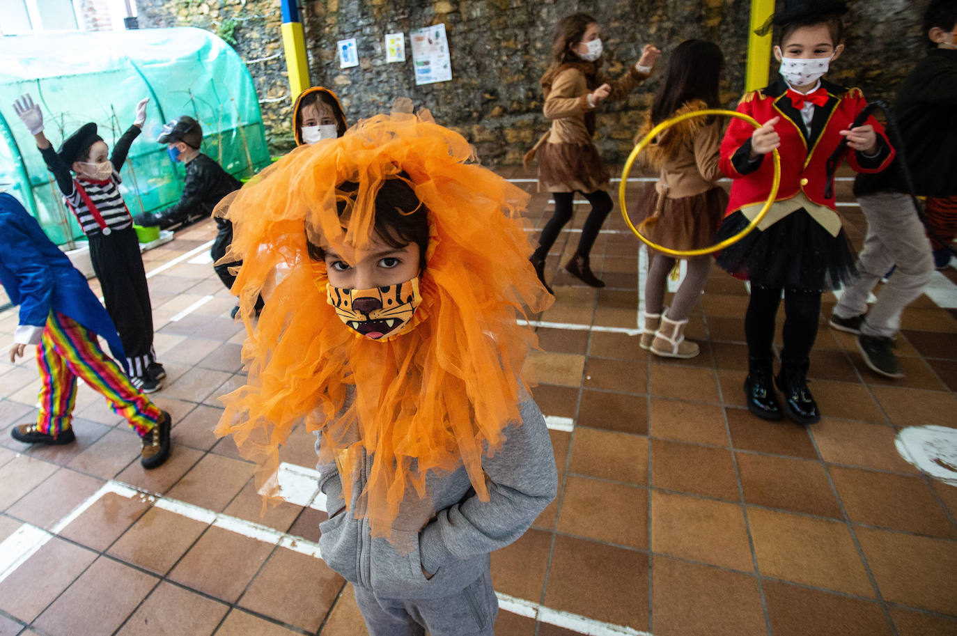 Los alumnos y las alumnas de los colegios de Oviedo han llenado las aulas de color, alegría y disfraces. 