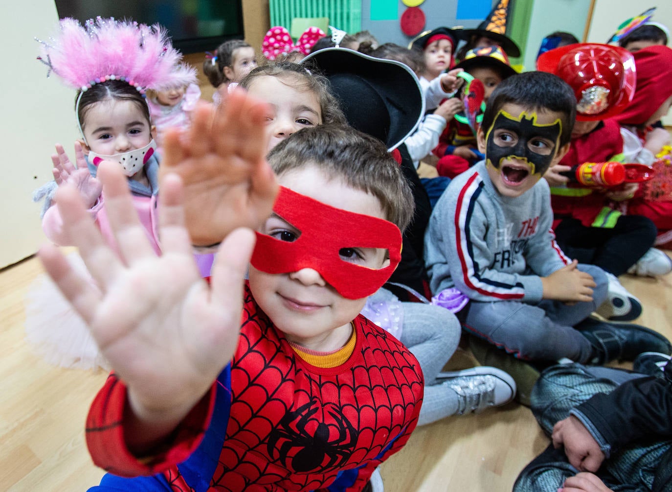 Los alumnos y las alumnas de los colegios de Oviedo han llenado las aulas de color, alegría y disfraces. 