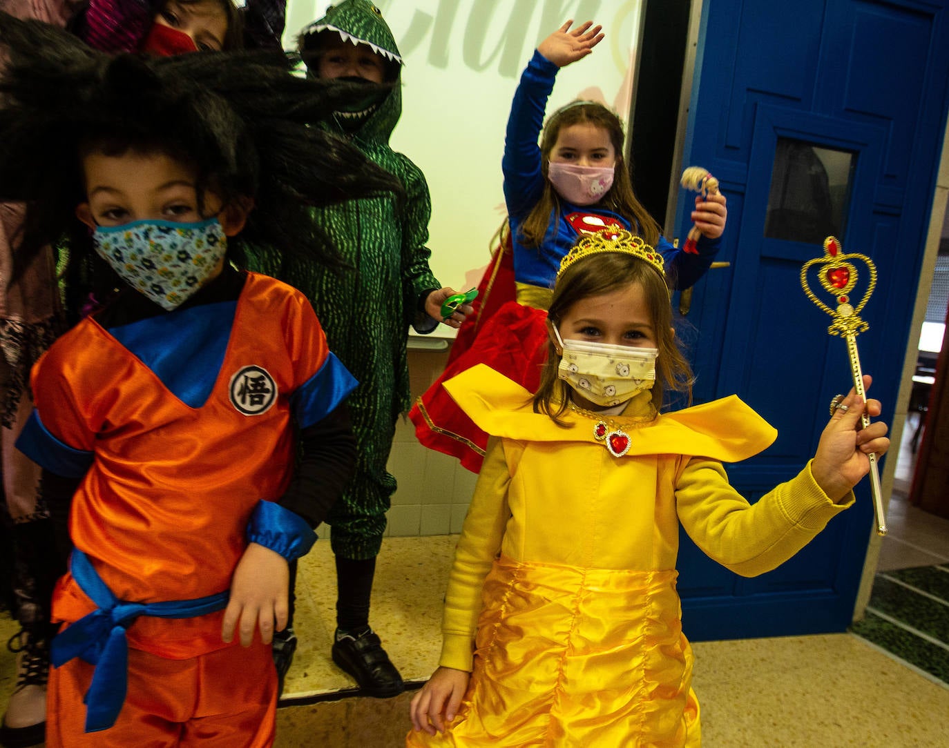 Los alumnos y las alumnas de los colegios de Oviedo han llenado las aulas de color, alegría y disfraces. 