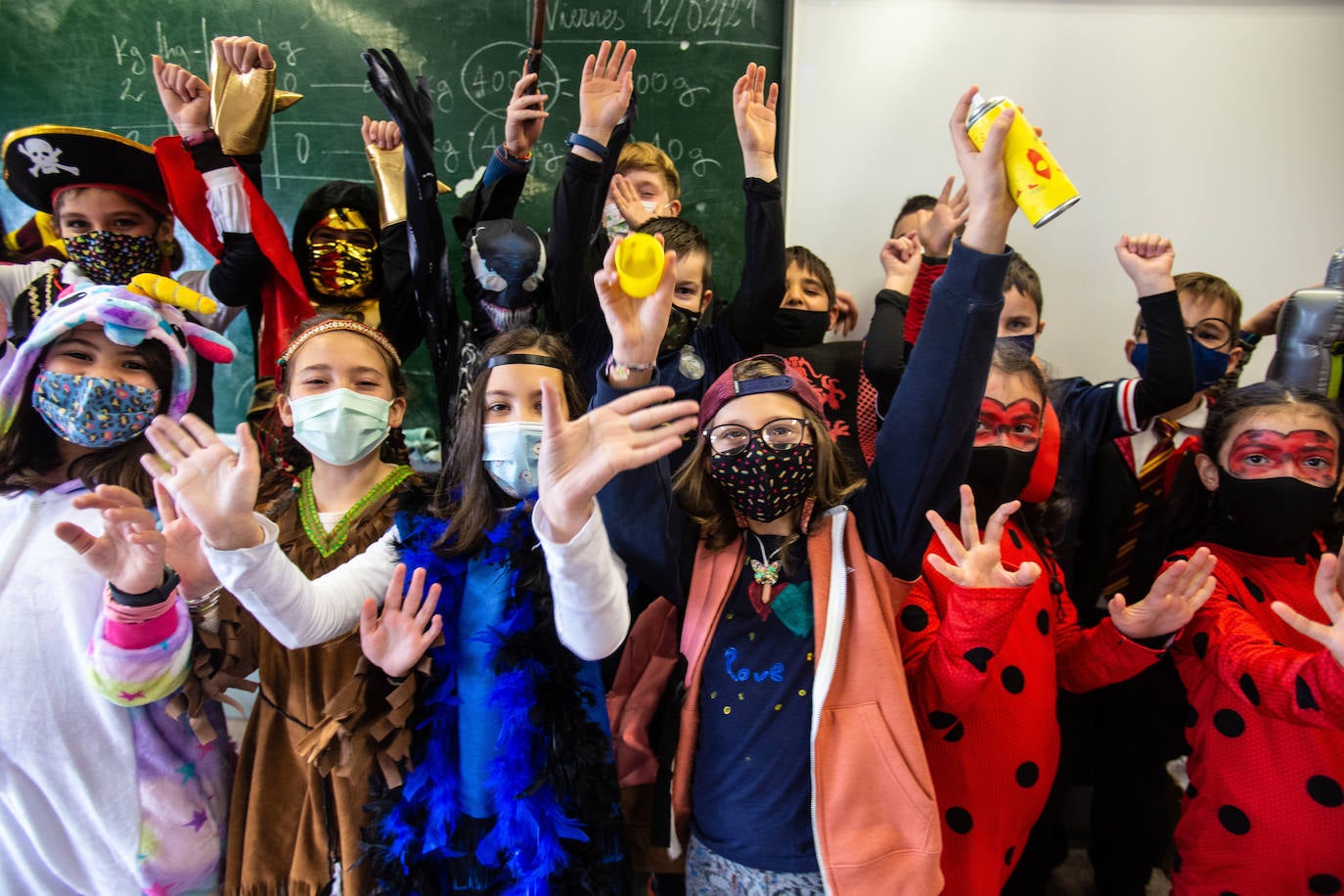 Los alumnos y las alumnas de los colegios de Oviedo han llenado las aulas de color, alegría y disfraces. 