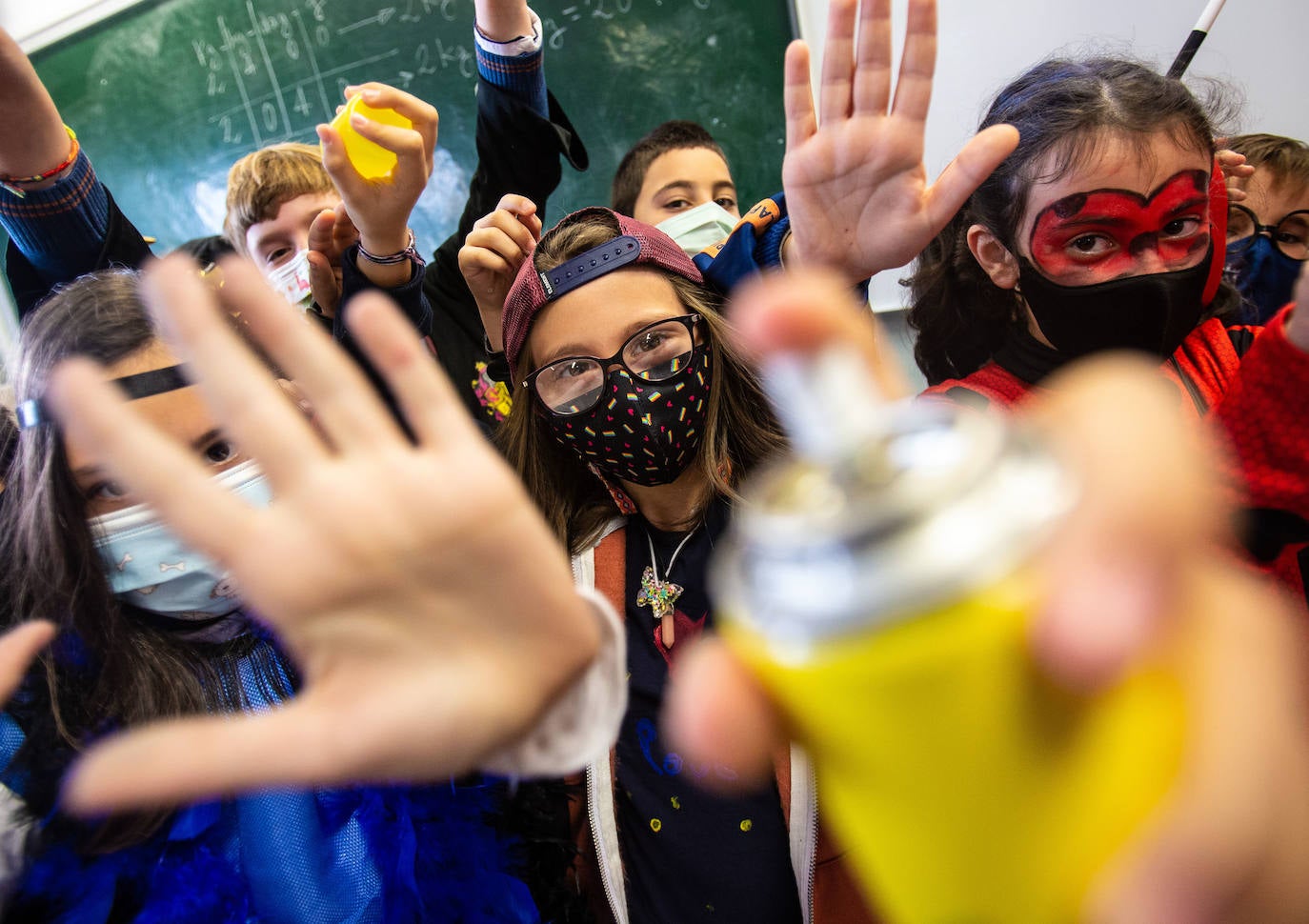 Los alumnos y las alumnas de los colegios de Oviedo han llenado las aulas de color, alegría y disfraces. 