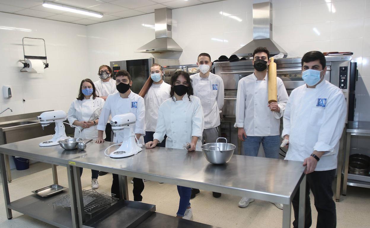 Alumnos del grado medio de cocina y gastronomía que imparte el IES. Leopoldo Alas «Clarín»