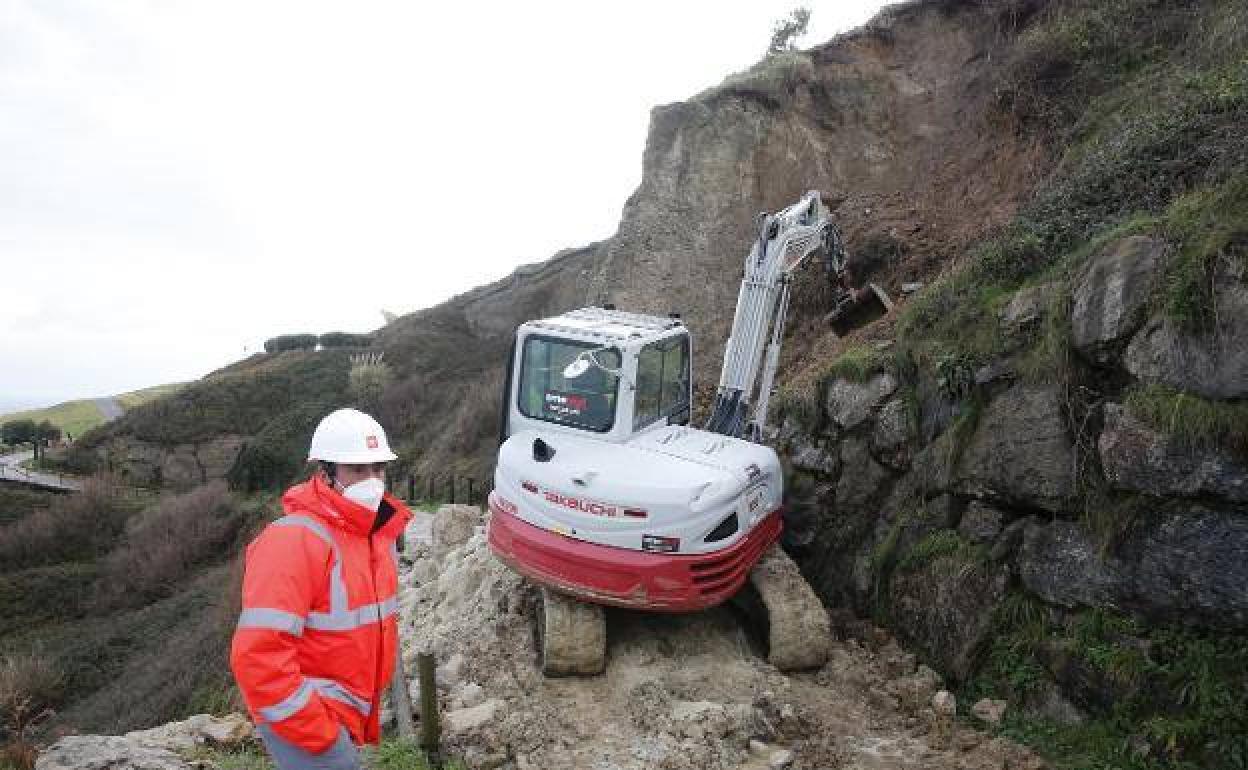 Culminan las obras de reparación del argayo en la senda de Cervigón
