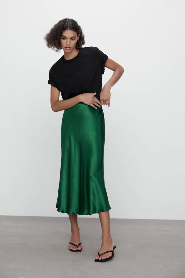 Falda midi satinada en color verde de Zara, 29,95 euros.