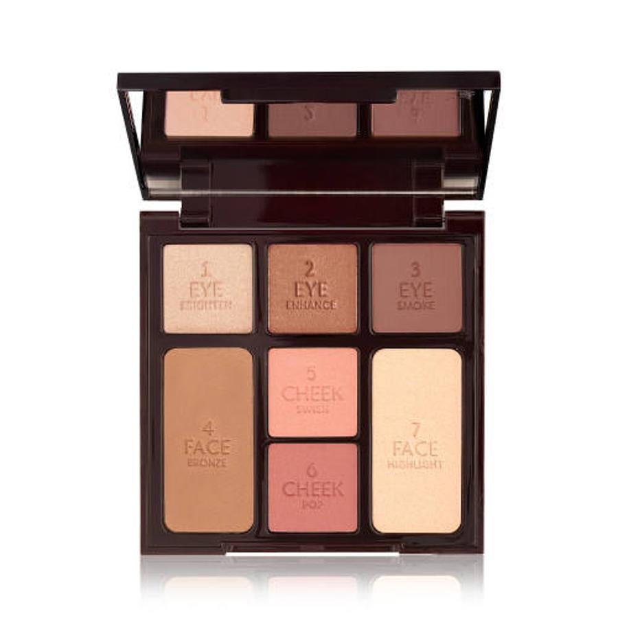 Paleta de maquillaje con tonos rosas Instant Look in a Palette de Charlotte Tilbury, 69 euros.