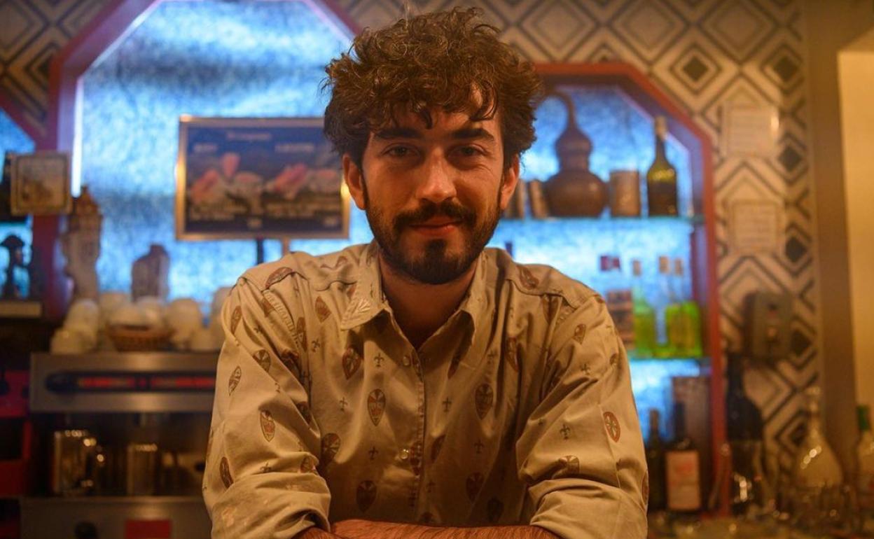 Santi Crespo se despide de Josete. 