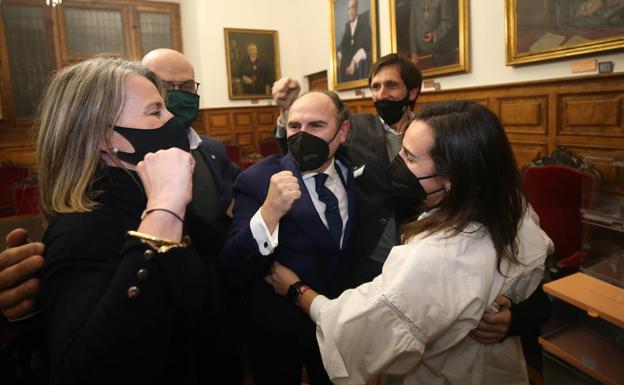 Ignacio Villaverde,con parte de su equipo y sus hijas, tras conocer el resultado.