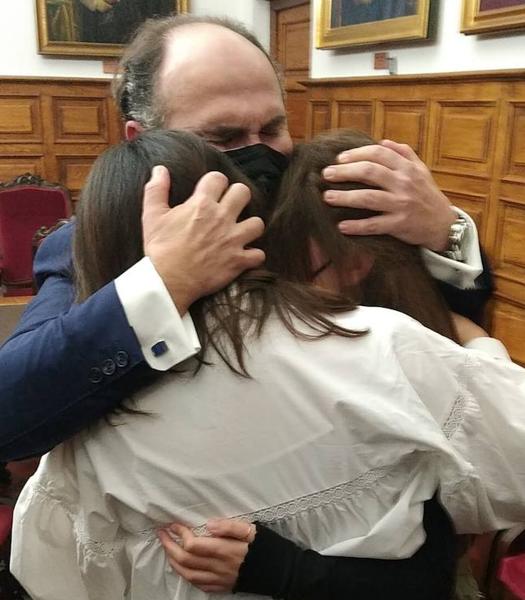 Villaverde se abraza a sus hijas Nuria y Paula nada más conocer el resultado. 