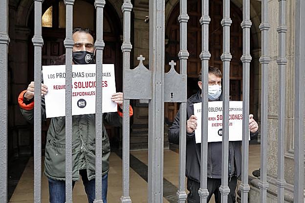 Tono Permuy y David Tejerina tras el pórtico de la iglesia