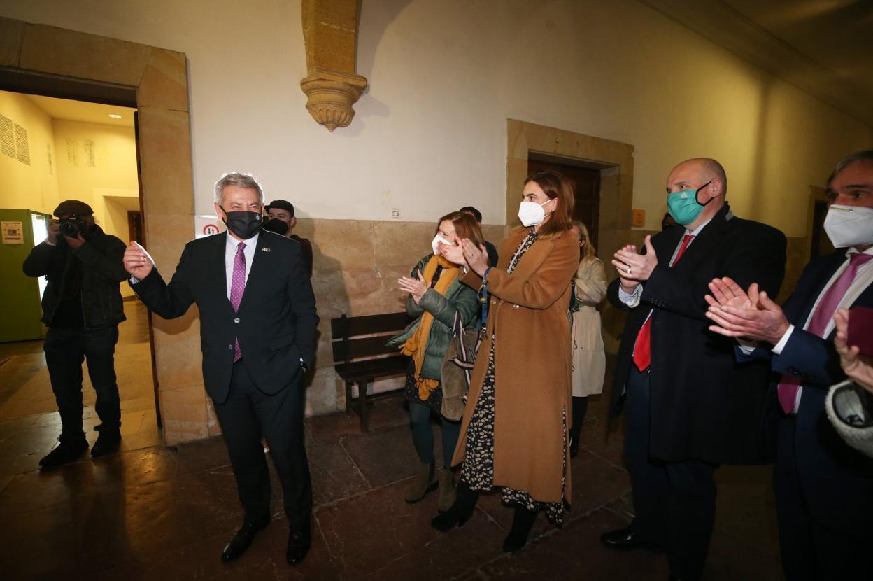 Santiago García Granda, con una sonrisa tras la mascarilla, es aplaudido por integrantes del equipo rectoral y de su campaña. 