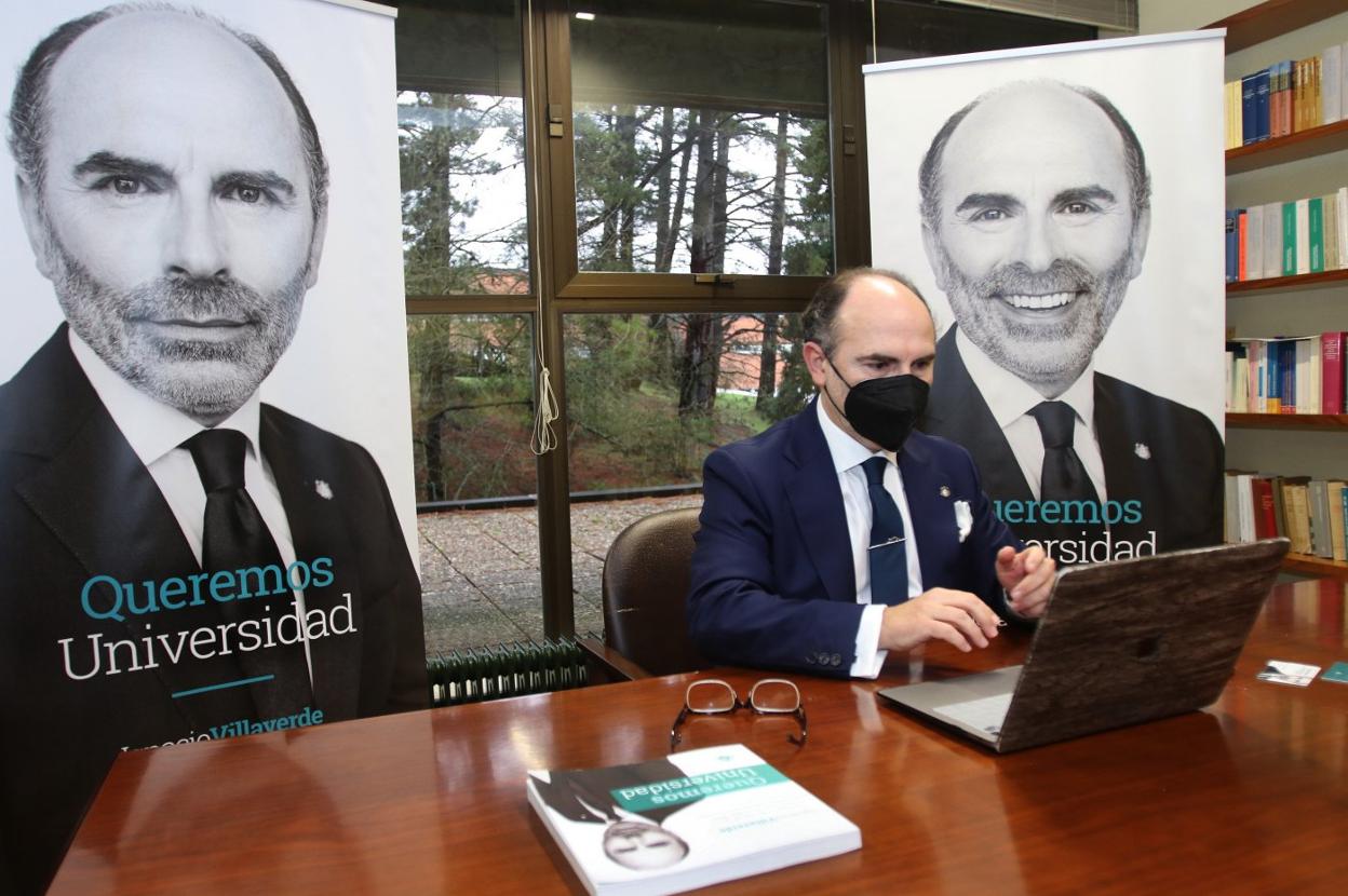 Villaverde, ejerciendo su voto por vía telemática. 