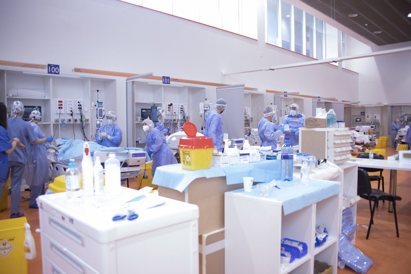Varios profesionales asisten a los pacientes ingresados en las nuevas unidades de cuidados intensivos. 