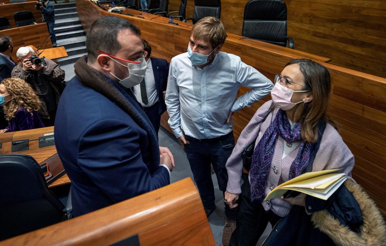 Adrián Barbón, Daniel Ripa y Ángela Vallina, al término del pleno en el que se aprobaron las cuentas de 2021. 