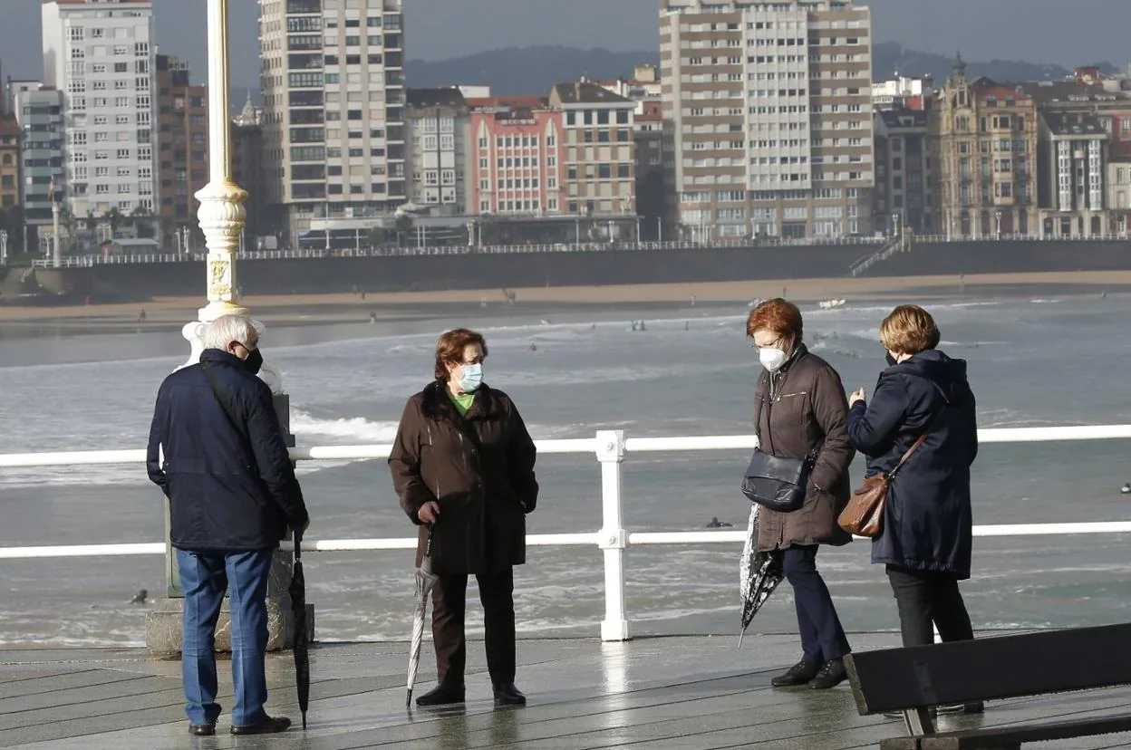 Muchos gijoneses aprovecharon el día de ayer para pasear al lado de la mar.