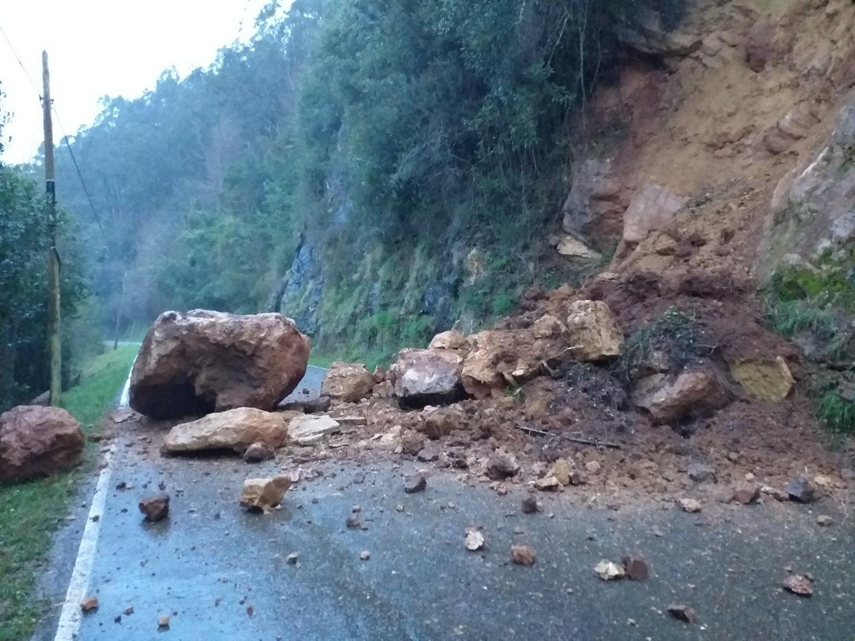 El paso de los vehículos ha quedado imposibilitado por el material que ha caído. 