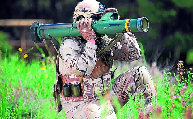 Un soldado prueba un lanzagranadas C90 fabricado por la zaragozana Instalaza.