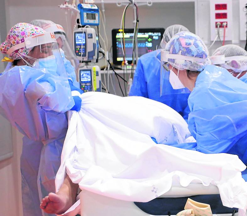 Maniobra de prono a uno de los ingresados. 