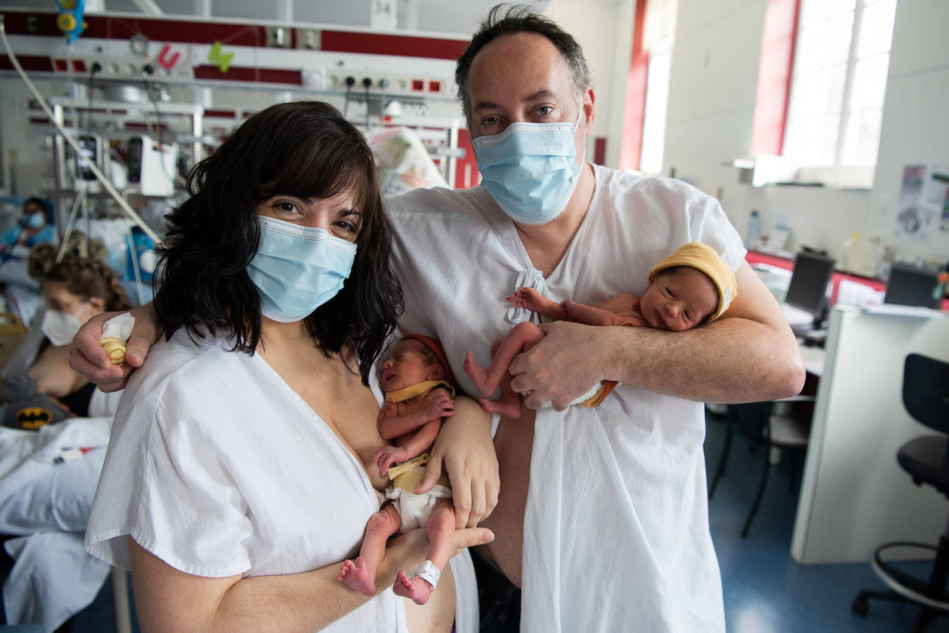 Los 15 recién nacidos del Hospital Clínic de Barcelona han sorprendido a sus padres con sus disfraces de Carnaval. Se trata de una iniciativa del equipo de Enfermería para que puedan celebrar esta festividad, pese a estar en un hospital 