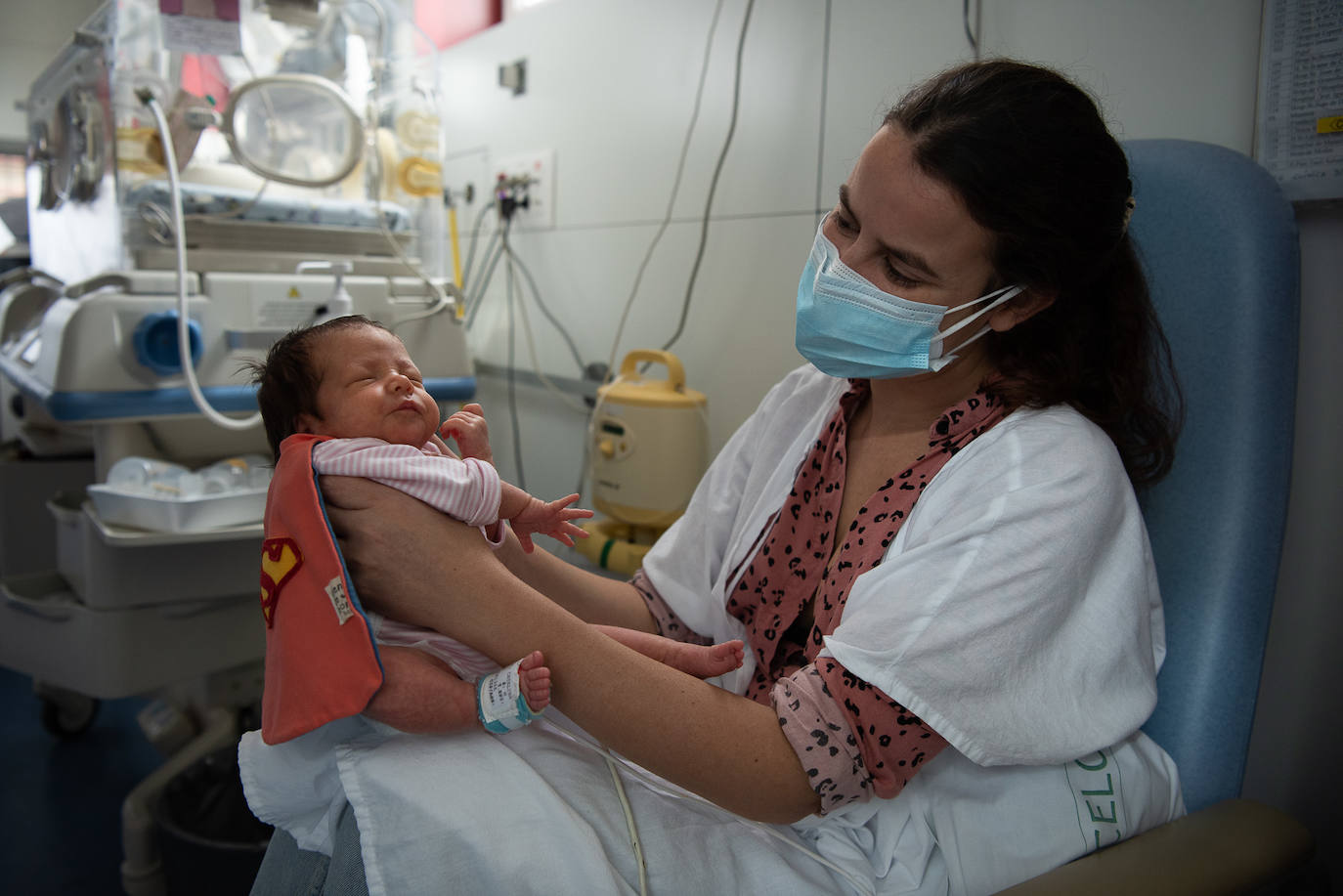 Los 15 recién nacidos del Hospital Clínic de Barcelona han sorprendido a sus padres con sus disfraces de Carnaval. Se trata de una iniciativa del equipo de Enfermería para que puedan celebrar esta festividad, pese a estar en un hospital 