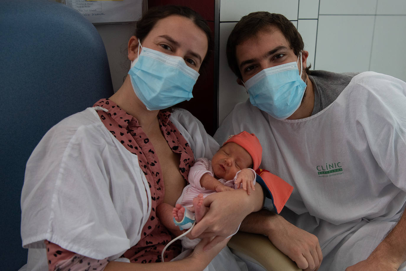 Los 15 recién nacidos del Hospital Clínic de Barcelona han sorprendido a sus padres con sus disfraces de Carnaval. Se trata de una iniciativa del equipo de Enfermería para que puedan celebrar esta festividad, pese a estar en un hospital 