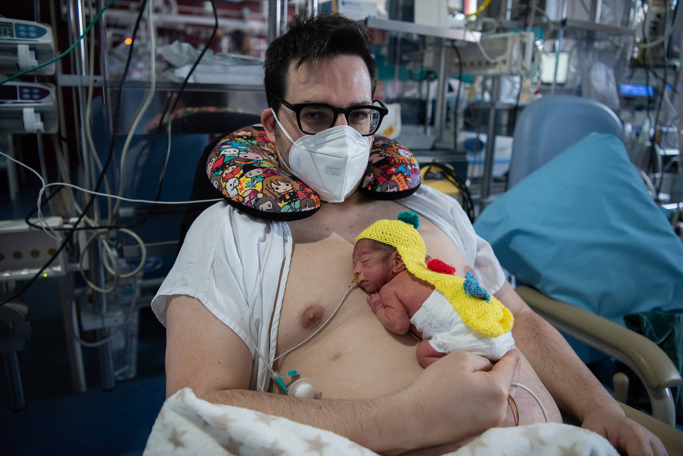 Los 15 recién nacidos del Hospital Clínic de Barcelona han sorprendido a sus padres con sus disfraces de Carnaval. Se trata de una iniciativa del equipo de Enfermería para que puedan celebrar esta festividad, pese a estar en un hospital 