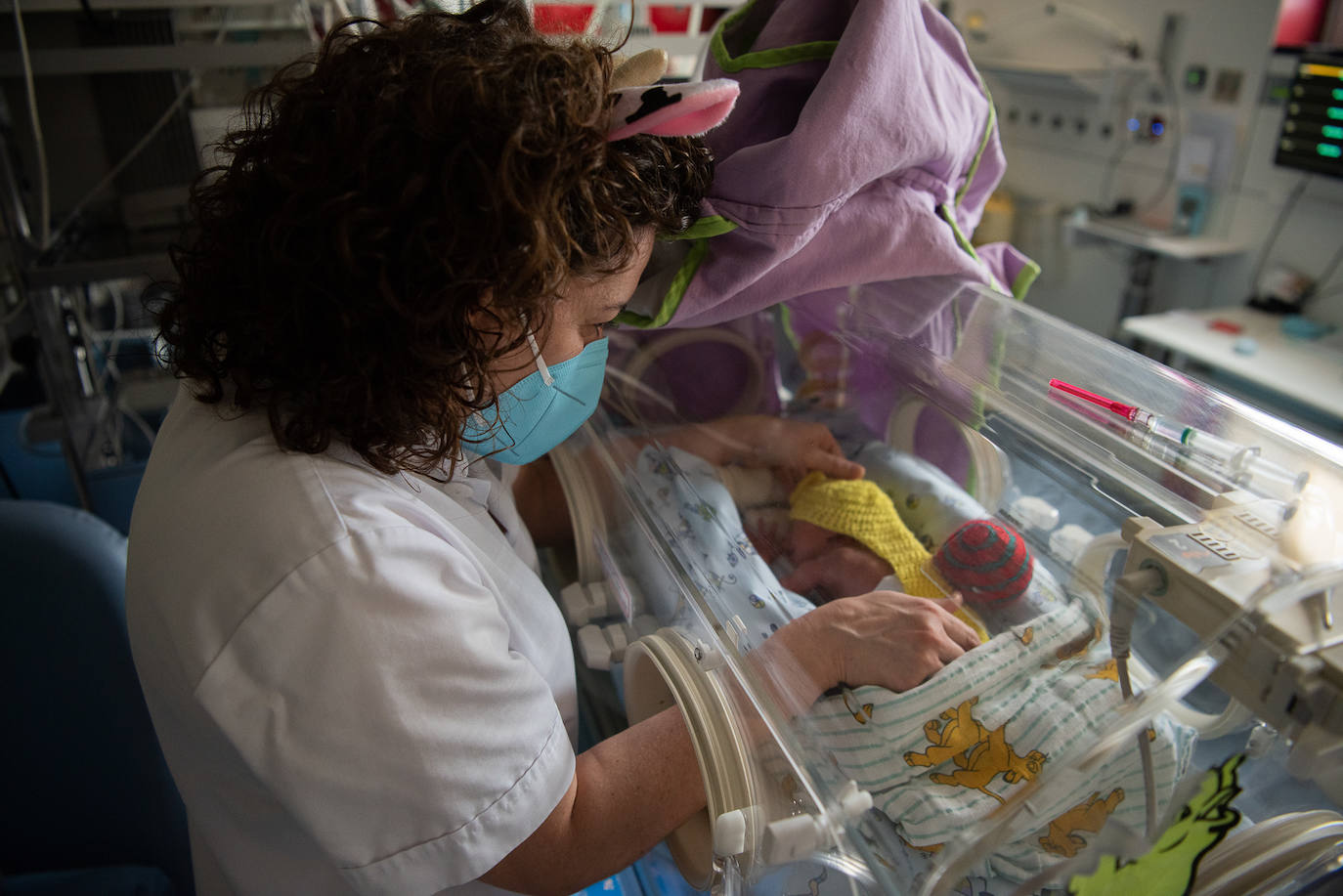 Los 15 recién nacidos del Hospital Clínic de Barcelona han sorprendido a sus padres con sus disfraces de Carnaval. Se trata de una iniciativa del equipo de Enfermería para que puedan celebrar esta festividad, pese a estar en un hospital 