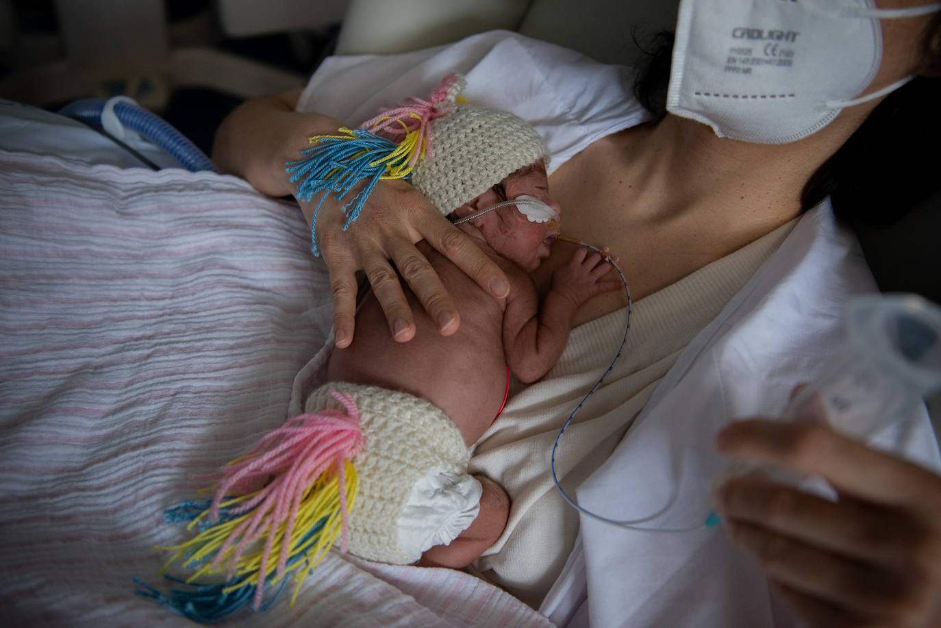Los 15 recién nacidos del Hospital Clínic de Barcelona han sorprendido a sus padres con sus disfraces de Carnaval. Se trata de una iniciativa del equipo de Enfermería para que puedan celebrar esta festividad, pese a estar en un hospital 