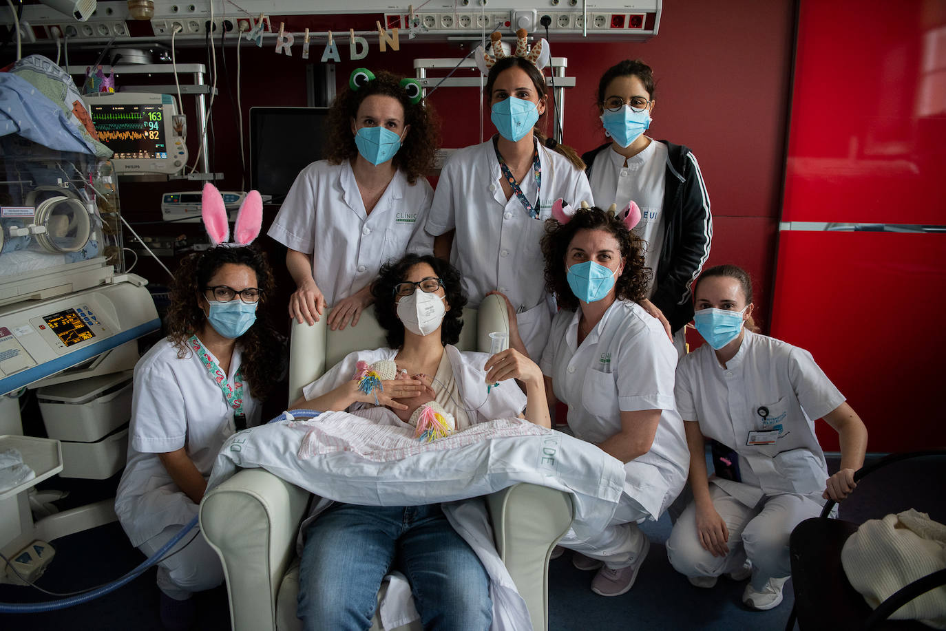 Los 15 recién nacidos del Hospital Clínic de Barcelona han sorprendido a sus padres con sus disfraces de Carnaval. Se trata de una iniciativa del equipo de Enfermería para que puedan celebrar esta festividad, pese a estar en un hospital 