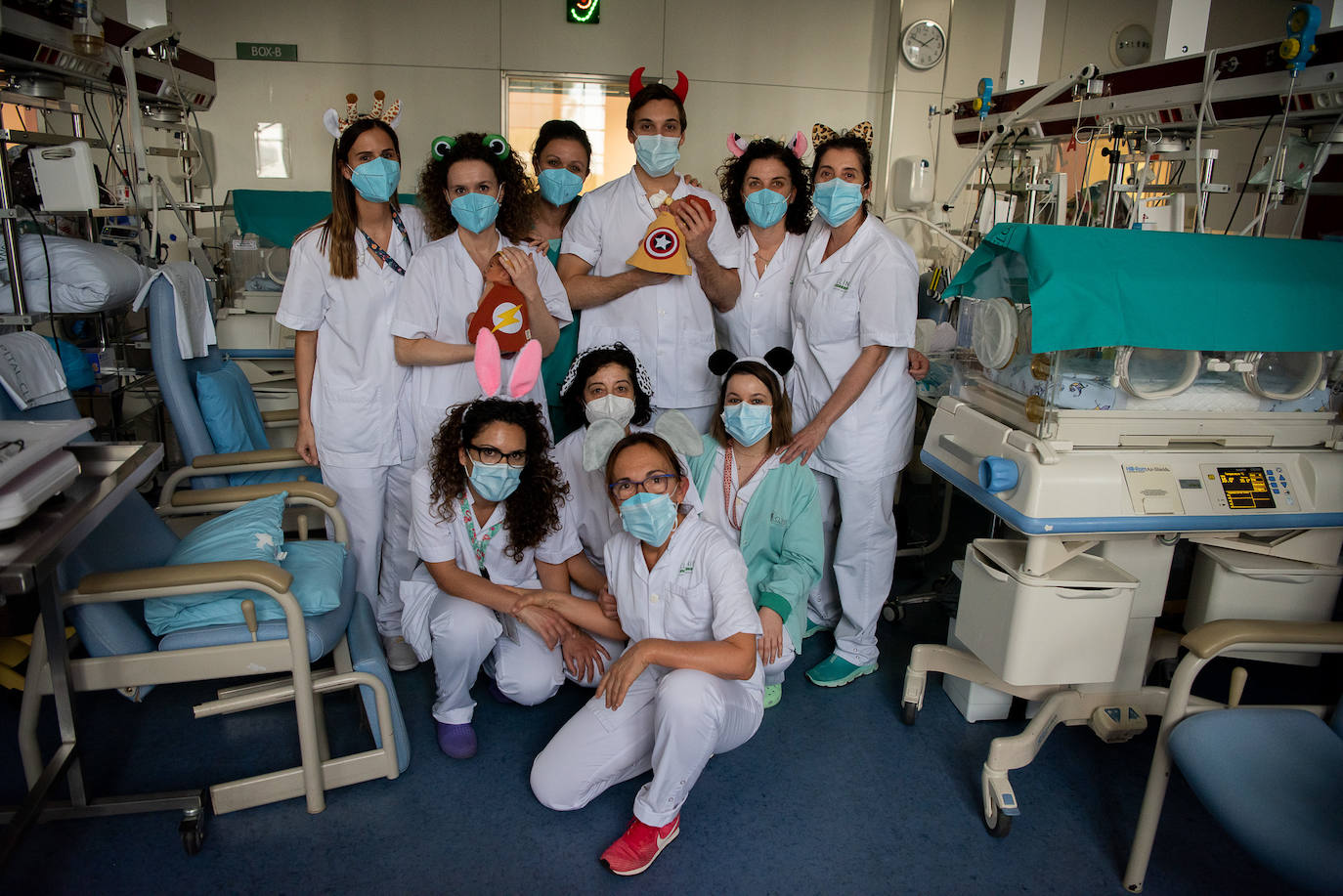 Los 15 recién nacidos del Hospital Clínic de Barcelona han sorprendido a sus padres con sus disfraces de Carnaval. Se trata de una iniciativa del equipo de Enfermería para que puedan celebrar esta festividad, pese a estar en un hospital 