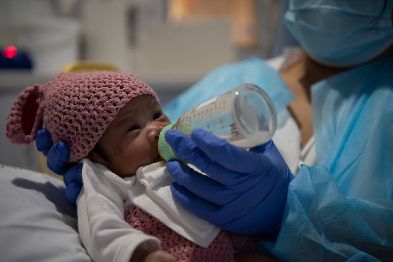 Los 15 recién nacidos del Hospital Clínic de Barcelona han sorprendido a sus padres con sus disfraces de Carnaval. Se trata de una iniciativa del equipo de Enfermería para que puedan celebrar esta festividad, pese a estar en un hospital 