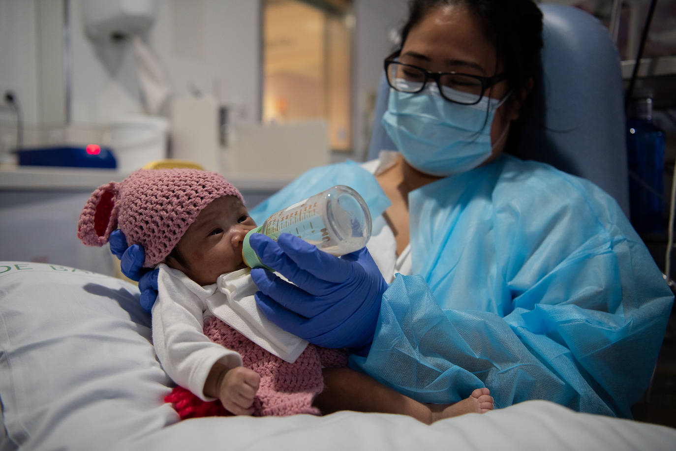 Los 15 recién nacidos del Hospital Clínic de Barcelona han sorprendido a sus padres con sus disfraces de Carnaval. Se trata de una iniciativa del equipo de Enfermería para que puedan celebrar esta festividad, pese a estar en un hospital 
