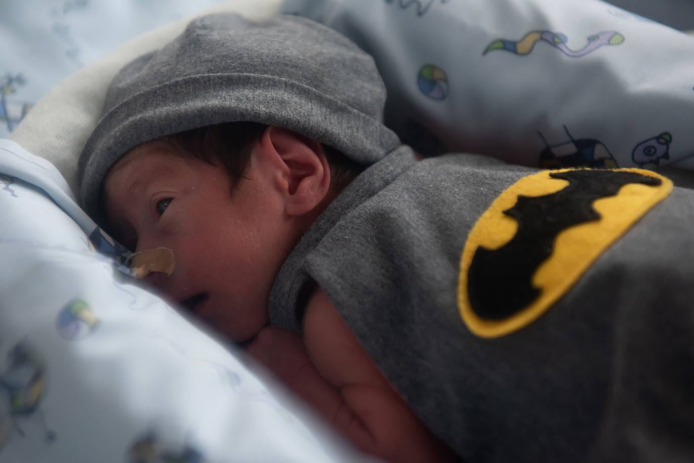 Los 15 recién nacidos del Hospital Clínic de Barcelona han sorprendido a sus padres con sus disfraces de Carnaval. Se trata de una iniciativa del equipo de Enfermería para que puedan celebrar esta festividad, pese a estar en un hospital 