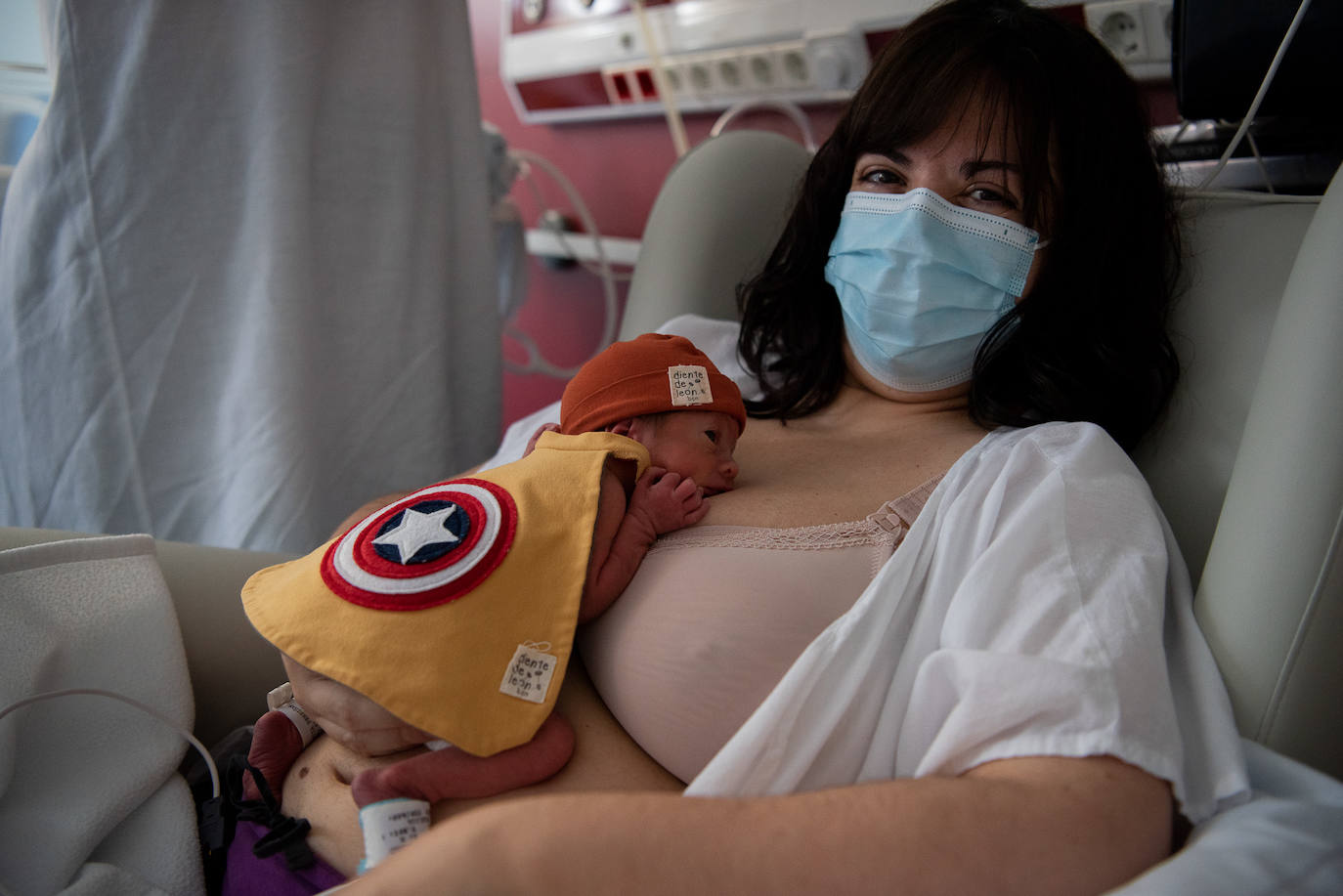 Los 15 recién nacidos del Hospital Clínic de Barcelona han sorprendido a sus padres con sus disfraces de Carnaval. Se trata de una iniciativa del equipo de Enfermería para que puedan celebrar esta festividad, pese a estar en un hospital 