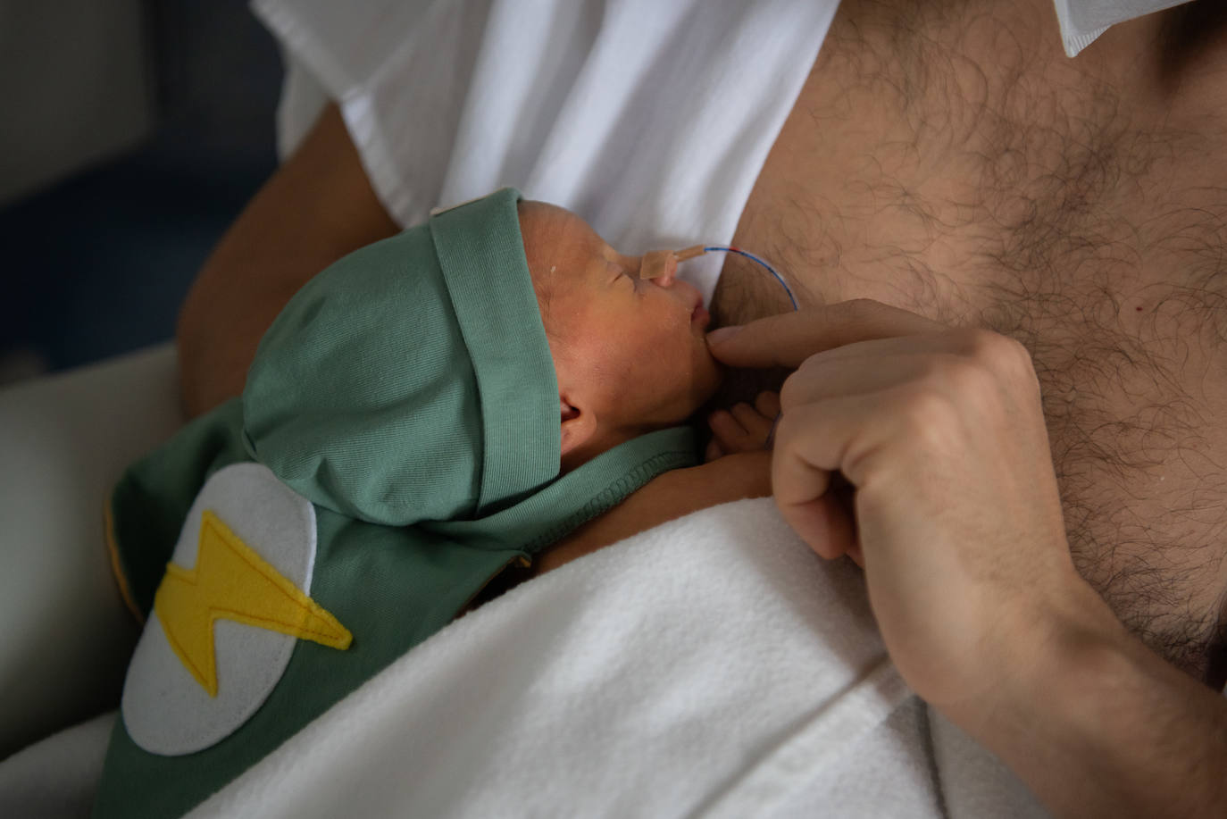 Los 15 recién nacidos del Hospital Clínic de Barcelona han sorprendido a sus padres con sus disfraces de Carnaval. Se trata de una iniciativa del equipo de Enfermería para que puedan celebrar esta festividad, pese a estar en un hospital 