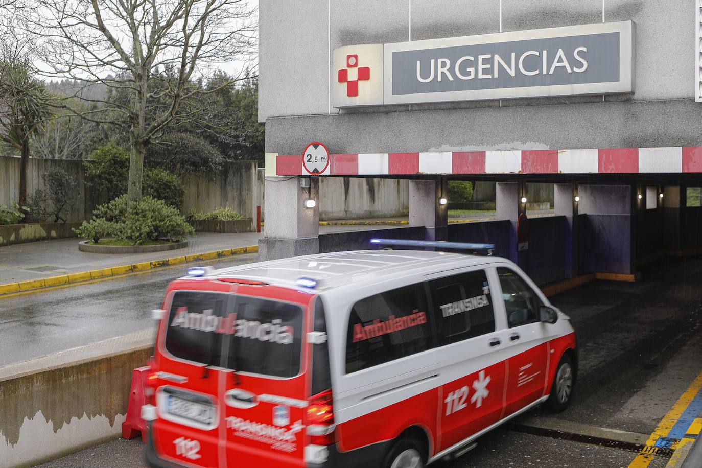 Pablo Corzo llevó a los primeros casos de coronavirus en Asturias hasta el hospital. Roberto Menéndez Joglar lleva trasladando casos desde la segunda ola. Ambos son técnicos de emergencias sanitarias de Transinsa, que cumple un año de intenso trabajo con innumerables sentimientos.