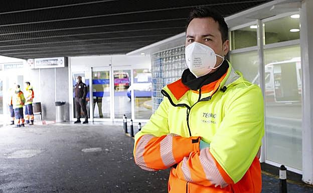 Roberto Menéndez Joglar, en la puerta de entrada de Urgencias del Hospital de Cabueñes.