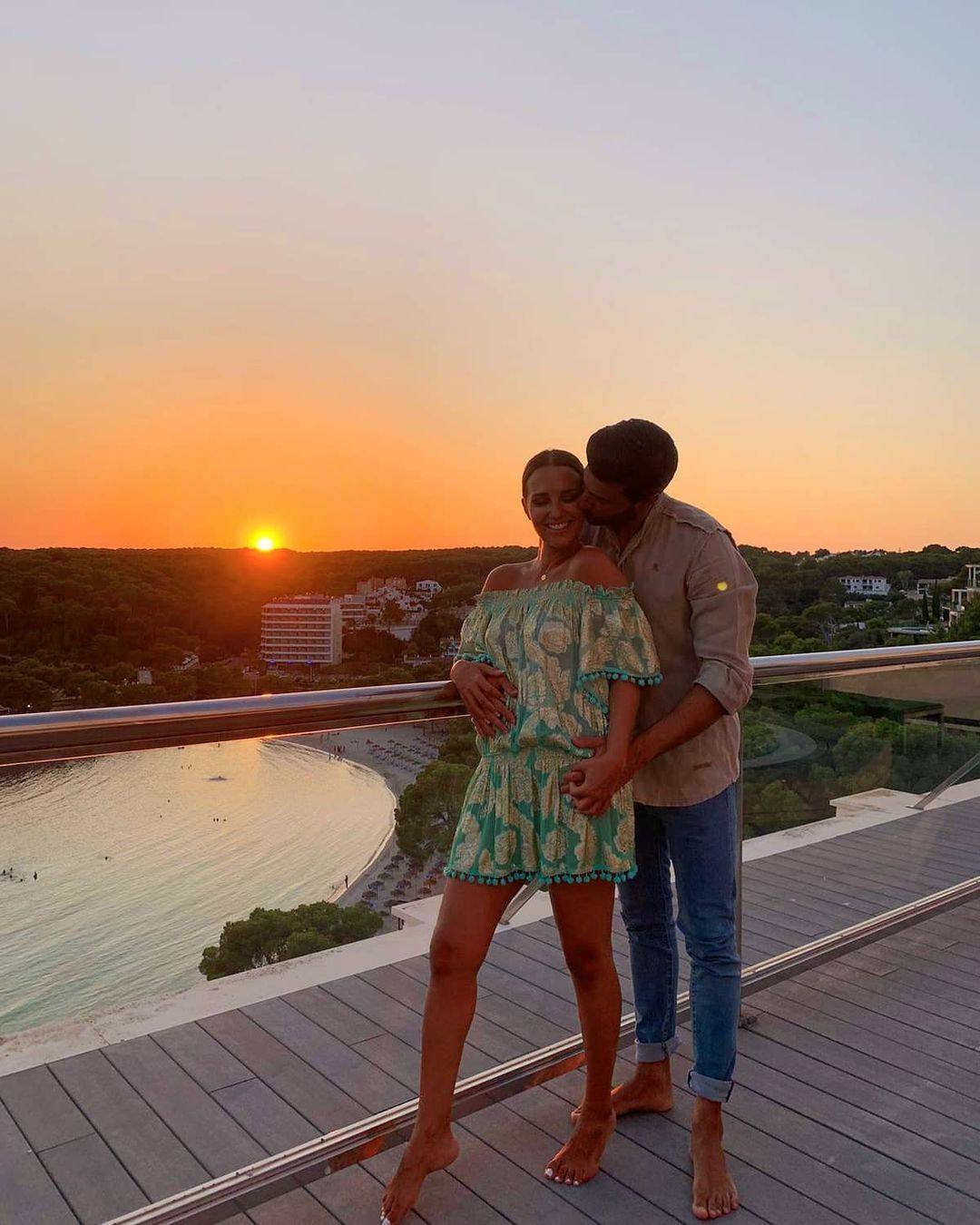 Paula Echevarría recupera una foto con Miguel Torres del pasado verano en Menorca.