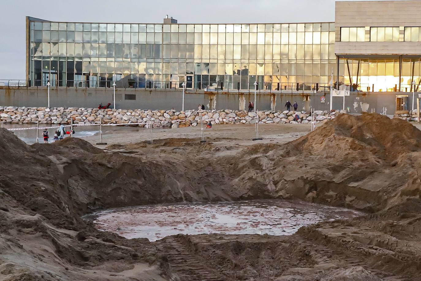 Fotos: La playa de Poniente se hunde por una avería en una antigua tubería de la EMA