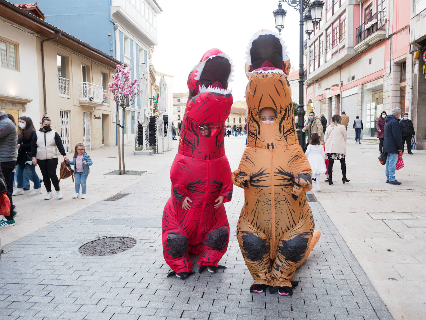 La pandemia, que ha obligado a cancelar los actos y celebraciones carnavalescos de los que cada año disfrutaba la región, no ha conseguido desanimar a los asturianos, que han salido a la calle con sus mejores disfraces.