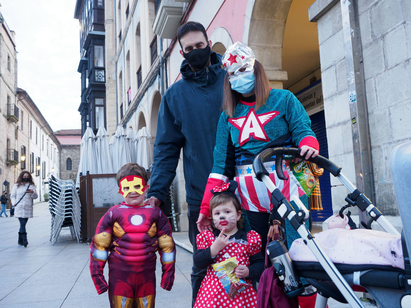 La pandemia, que ha obligado a cancelar los actos y celebraciones carnavalescos de los que cada año disfrutaba la región, no ha conseguido desanimar a los asturianos, que han salido a la calle con sus mejores disfraces.