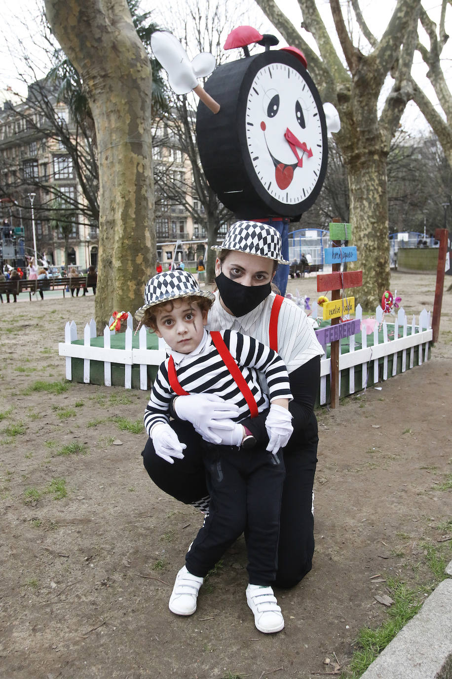 La pandemia, que ha obligado a cancelar los actos y celebraciones carnavalescos de los que cada año disfrutaba la región, no ha conseguido desanimar a los asturianos, que han salido a la calle con sus mejores disfraces.