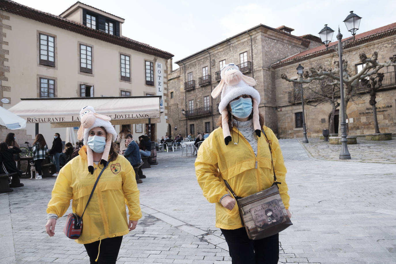 La pandemia, que ha obligado a cancelar los actos y celebraciones carnavalescos de los que cada año disfrutaba la región, no ha conseguido desanimar a los asturianos, que han salido a la calle con sus mejores disfraces.