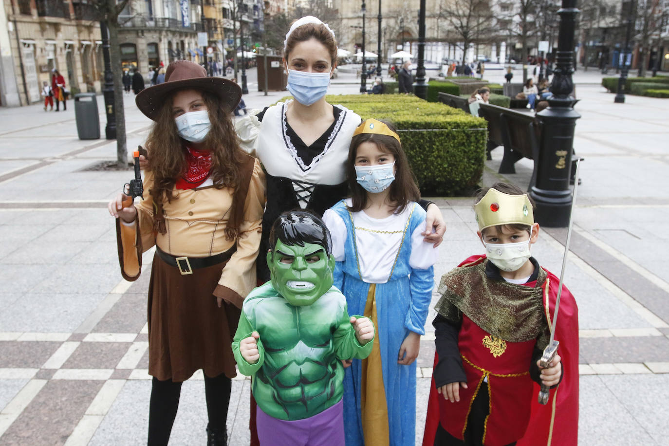 La pandemia, que ha obligado a cancelar los actos y celebraciones carnavalescos de los que cada año disfrutaba la región, no ha conseguido desanimar a los asturianos, que han salido a la calle con sus mejores disfraces.