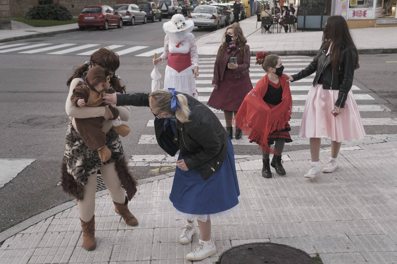 La pandemia, que ha obligado a cancelar los actos y celebraciones carnavalescos de los que cada año disfrutaba la región, no ha conseguido desanimar a los asturianos, que han salido a la calle con sus mejores disfraces.