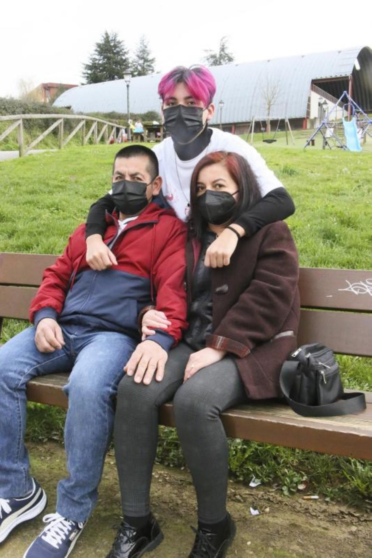 Iker Gil Marín abrazando ayer a sus padres Hugo y Nelly. 