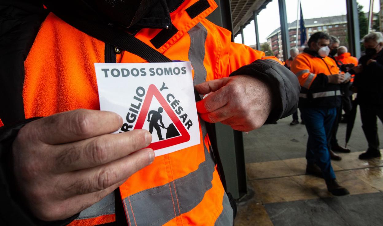 Un trabajador de Carreteras con una pegatina por las víctimas. 