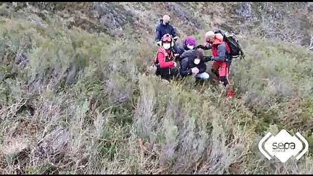Los senderistas perdidos en Piloña fueron evacuados en helicóptero. 