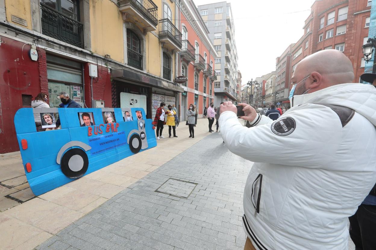 Protesta de hosteleros, ayer, en Avilés, uno de los concejos de Asturias que permanecerá cerrado por la elevada incidencia de la covid. 